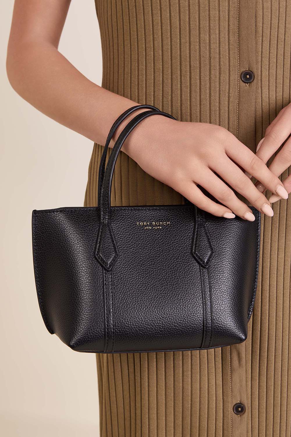 תמונת כל הלוק של תיק קרוסבודי פרי מיני